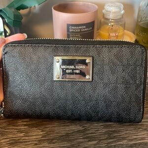 Micheal kors wristlet wallet